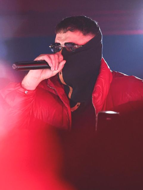 Haftbefehl singt auf einem Konzert im November