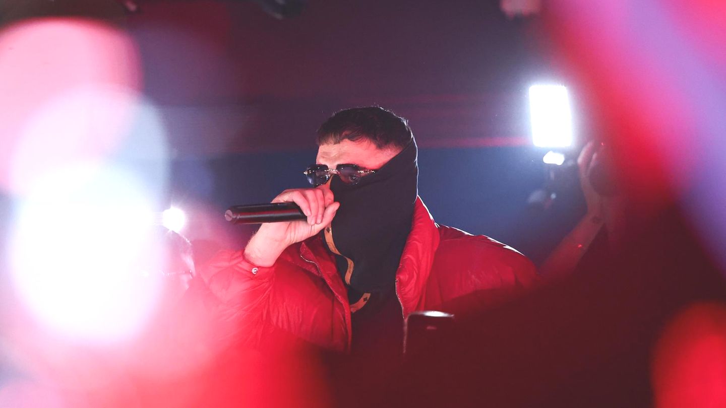 Haftbefehl singt auf einem Konzert im November