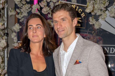 Thomas Müller und Lisa Müller stehen Arm in Arm