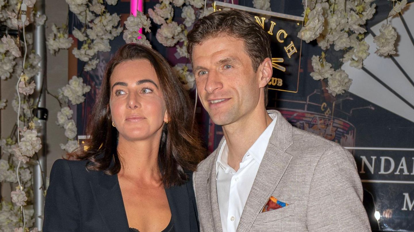 Thomas Müller und Lisa Müller stehen Arm in Arm
