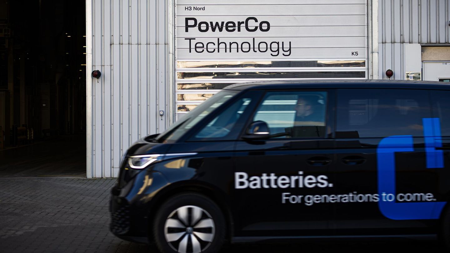 In Salzgitter ist im ersten Werk der Batterietochter PowerCo offiziell die Produktion angelaufen. Foto: Moritz Frankenberg/dpa