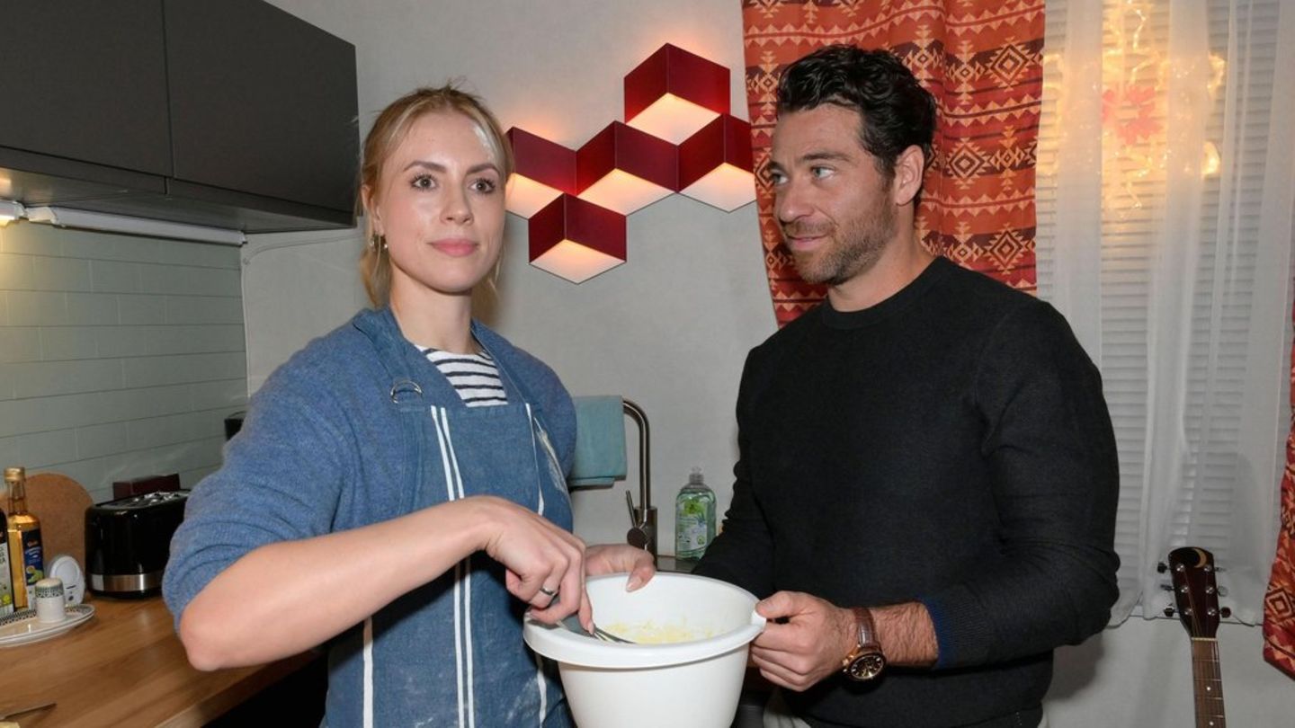 "GZSZ": Carlos wundert sich, wie ernsthaft Zoe ihre Mutterpflichten nimmt.