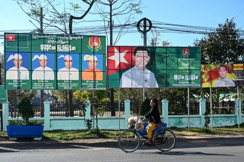 Wahlplakate in Myanmar