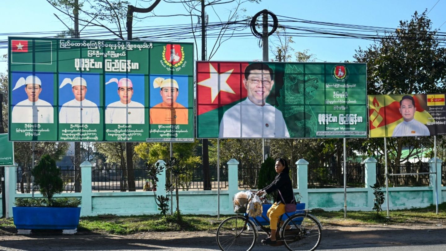 Wahlplakate in Myanmar