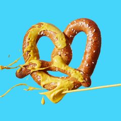 Senf auf einer Brezel