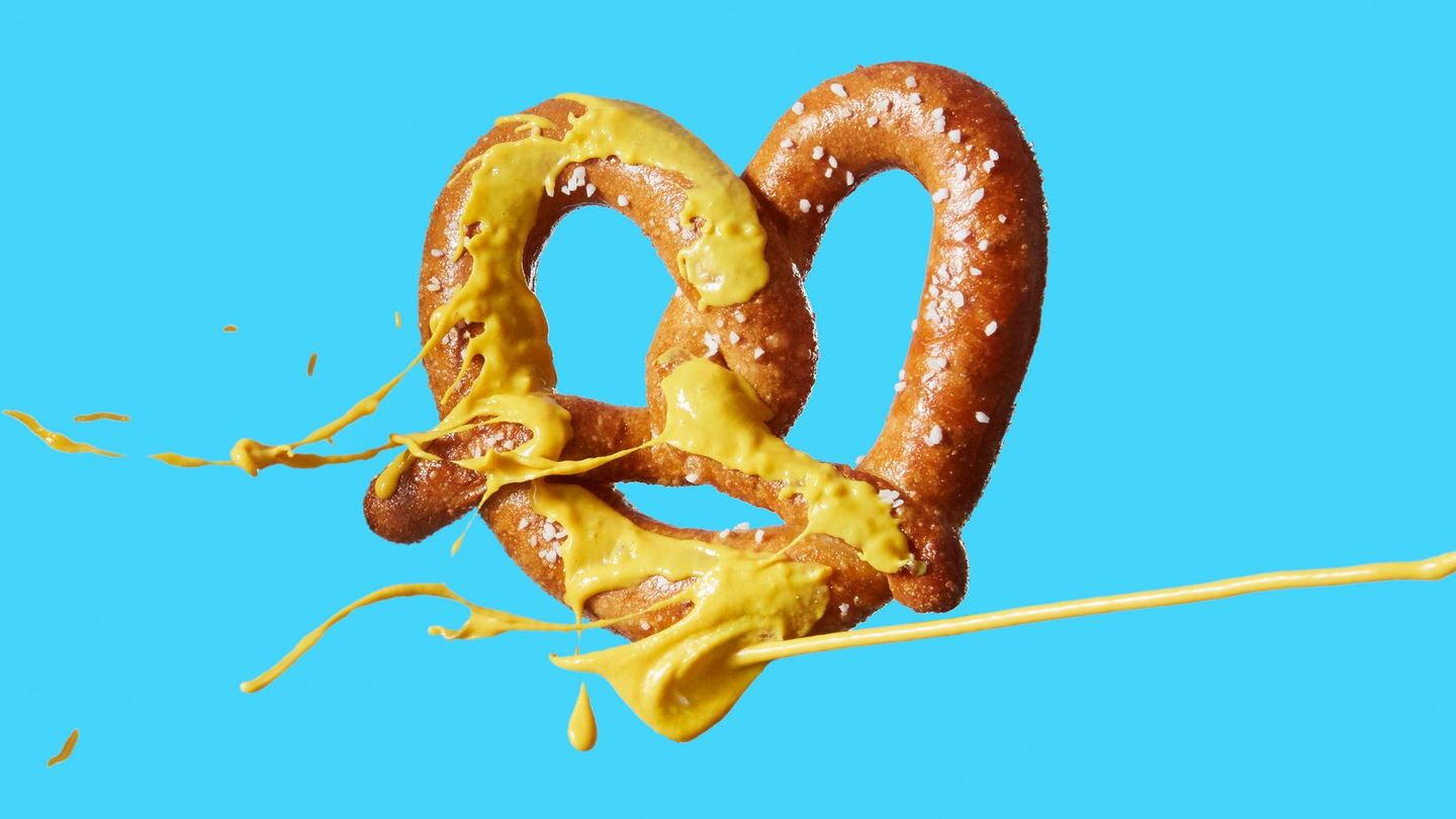 Senf auf einer Brezel