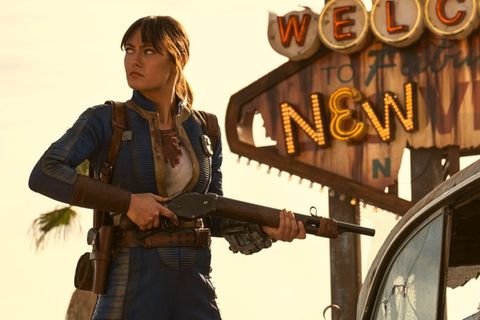 Der blau-gelbe Anzug ist nicht mehr ganz so sauber wie zu Beginn ihrer Reise: Ella Purnell als Lucy in "Fallout".