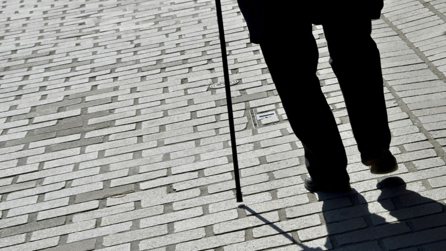 Älterer Mann mit Stock