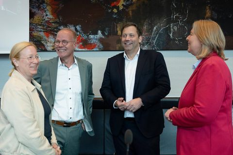 SPD-Politiker stehen in einem Sitzungssaal zusammen: Nun muss die Bürgergeld-Reform durchs Parlament