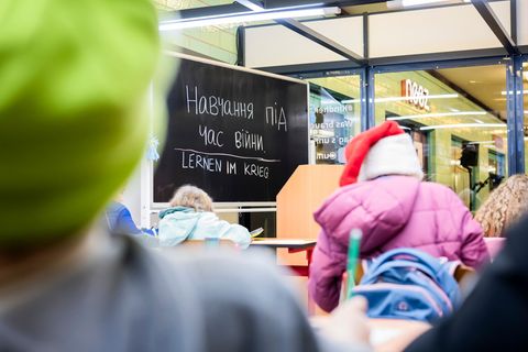 Das mobile Klassenzimmer soll auf den Alltag ukrainischer Kinder im Krieg aufmerksam machen. Foto: Christoph Soeder/dpa