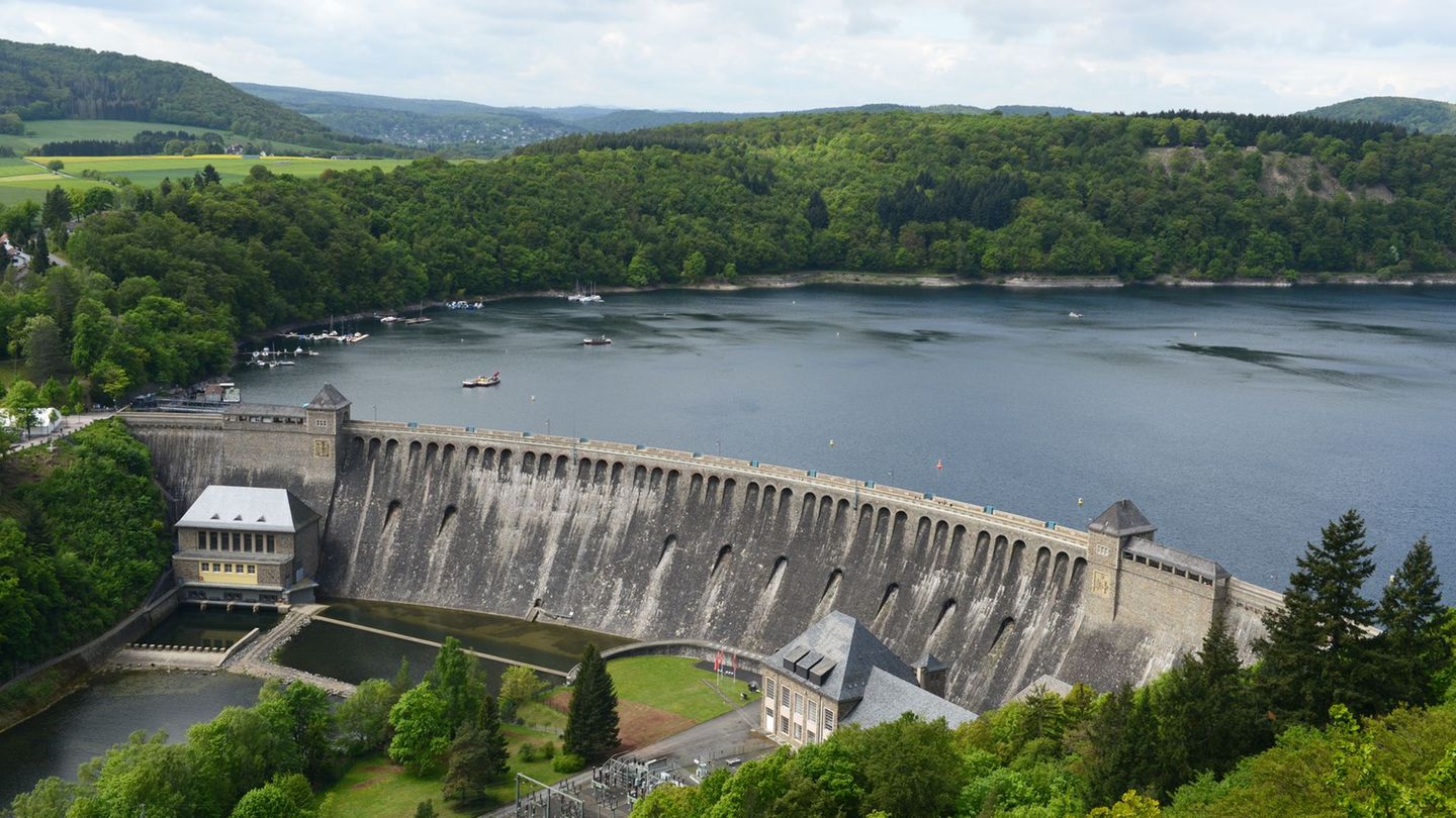 Die Edertalsperre wird bis 2027 saniert: Fugen und Steine werden auf Schäden geprüft, das Mauerwerk soll vor Durchwurzelung gesc