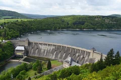 Die Edertalsperre wird bis 2027 saniert: Fugen und Steine werden auf Schäden geprüft, das Mauerwerk soll vor Durchwurzelung gesc