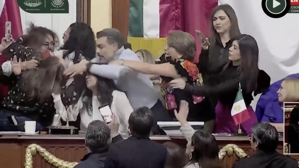 Eskalierende Debatte im mexikanischen Parlament