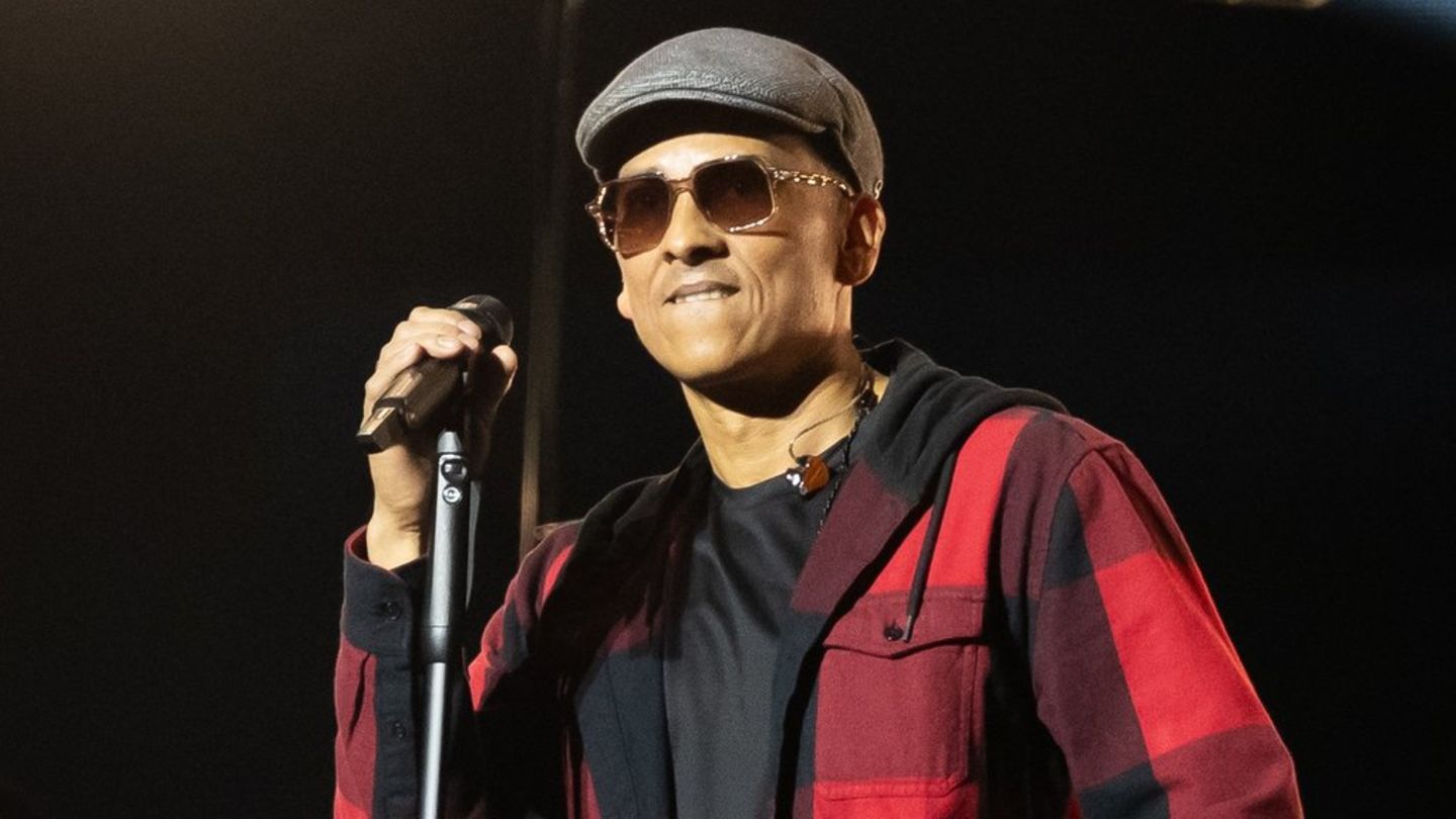 Xavier Naidoo trat am Dienstagabend mit Käppi, Sonnenbrille und rotkariertem Hemd in Köln auf.