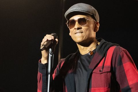 Xavier Naidoo trat am Dienstagabend mit Käppi, Sonnenbrille und rotkariertem Hemd in Köln auf.