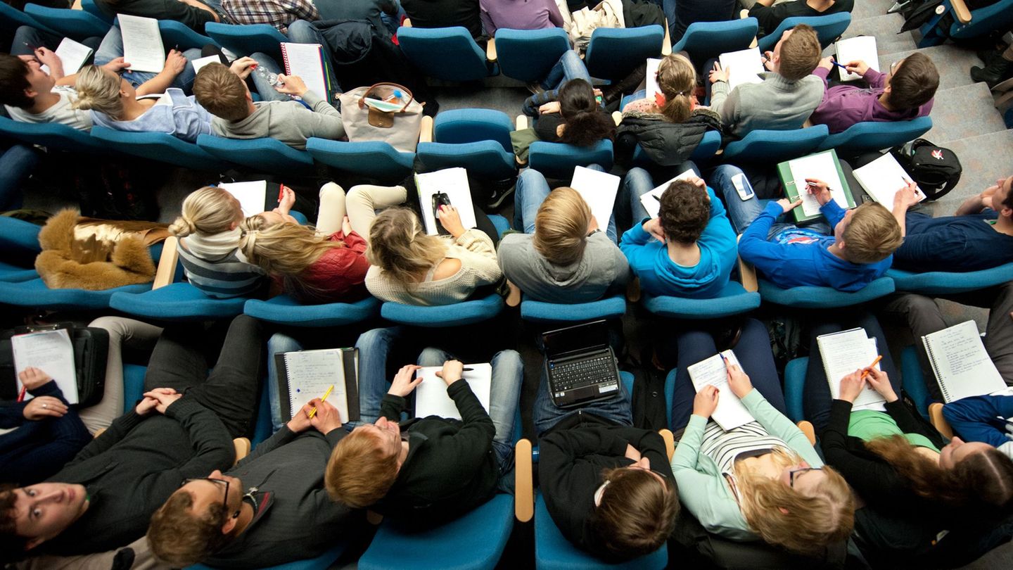Das Erasmus+-Programm ist vor allem für Auslandsaufenthalte von Studierenden bekannt. (Symbolbild) Foto: Julian Stratenschulte/d