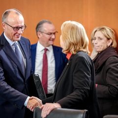 Kanzler Merz und Arbeitsministerin Bas schütteln sich die Hände. Die Bürgergeldreform war für die Koalition ein heikles Thema