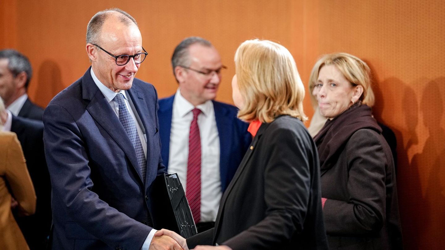 Kanzler Merz und Arbeitsministerin Bas schütteln sich die Hände. Die Bürgergeldreform war für die Koalition ein heikles Thema