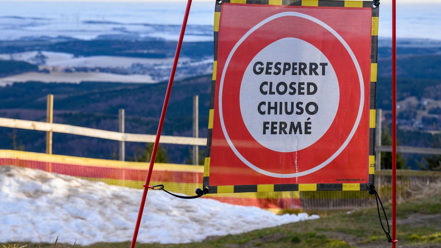 In Oberwiesenthal sind noch alle Pisten gesperrt. Foto: Hendrik Schmidt/dpa