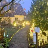 Fast 20 Milliarden Weihnachtslämpchen leuchten derzeit in Deutschland um die Wette, so eine Hochrechnung des Ökostromanbieters Lichtblick. Im Schnitt hat also jeder Deutsche in der Adventszeit 250 Lampen an. Zehn Millionen Euro Mehrkosten entstehen durch den höheren Energieverbrauch 