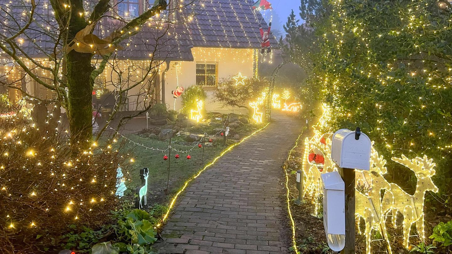 Fast 20 Milliarden Weihnachtslämpchen leuchten derzeit in Deutschland um die Wette, so eine Hochrechnung des Ökostromanbieters Lichtblick. Im Schnitt hat also jeder Deutsche in der Adventszeit 250 Lampen an. Zehn Millionen Euro Mehrkosten entstehen durch den höheren Energieverbrauch 