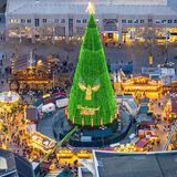 Die größten Weihnachtsbäume der Welt stehen in: Dortmund (im Bild. Höchster natürlicher Baum, 45 Meter), Botafogo-Bucht, Rio de Janeiro (höchster künstlicher Baum, 85 m), Gubbio, Italien ("längster" Weihnachtsbaum der Welt, 750 Meter am Hang des Monte Ingino)