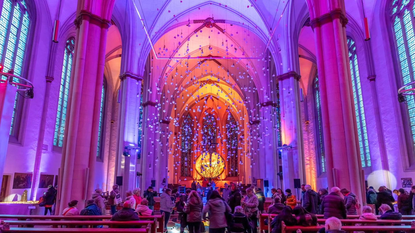 Apropos katholische Kirche: Die liturgische Farbe für den Advent ist die gleiche wie die zu Ostern: violett – eine Übergangsfarbe für eine Übergangszeit