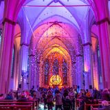 Apropos katholische Kirche: Die liturgische Farbe für den Advent ist die gleiche wie die zu Ostern: violett – eine Übergangsfarbe für eine Übergangszeit