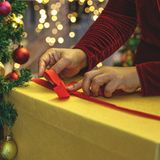 Die Angewohnheit, Weihnachtsgeschenk zu verpacken, stammt aus England wurde dort im viktorianischen Zeitalter begonnen, also ungefähr ab Mitte des 19. Jahrhunderts