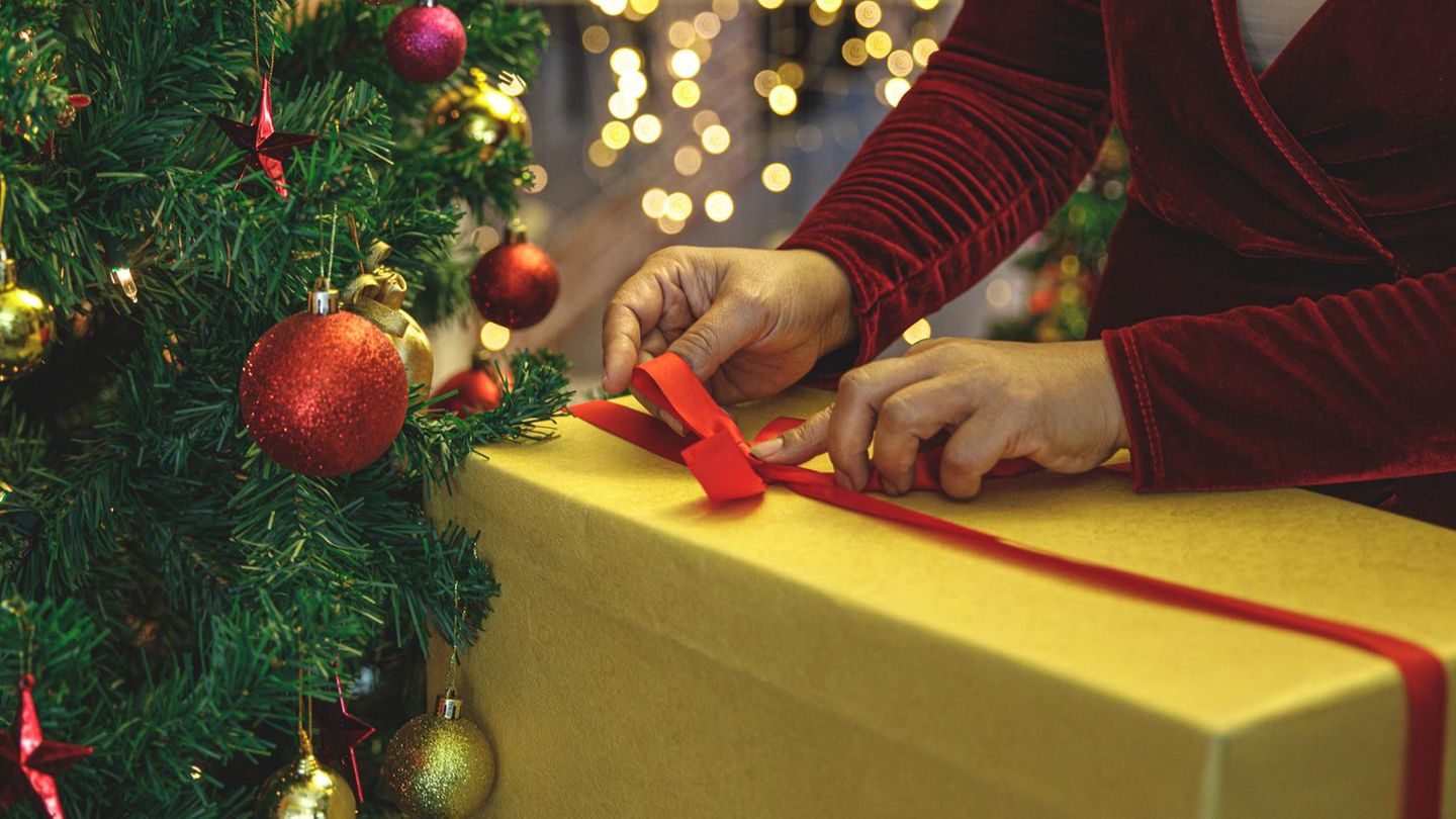 Die Angewohnheit, Weihnachtsgeschenk zu verpacken, stammt aus England wurde dort im viktorianischen Zeitalter begonnen, also ungefähr ab Mitte des 19. Jahrhunderts