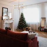 Der Tannenbaum kommt immer früher ins Wohnzimmer. Ein Drittel aller Deutschen stellt ihn Umfragen zufolge bereits Anfang Dezember auf, ein weiteres Drittel erst kurz vor dem 24. Dezember. Traditionell steht er dort bis zum 6. Januar, dem Ende der Weihnachtszeit