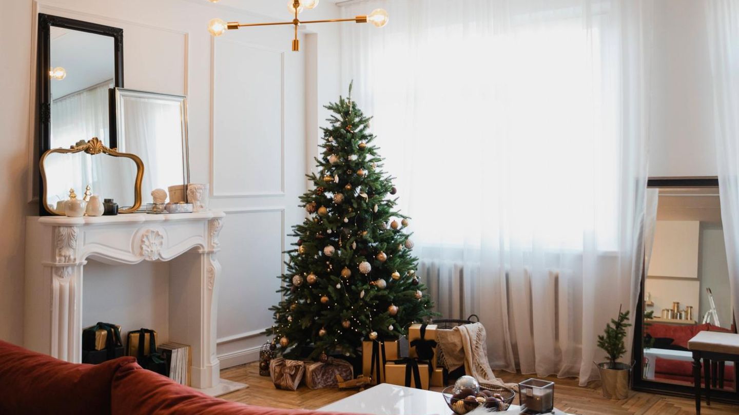 Der Tannenbaum kommt immer früher ins Wohnzimmer. Ein Drittel aller Deutschen stellt ihn Umfragen zufolge bereits Anfang Dezember auf, ein weiteres Drittel erst kurz vor dem 24. Dezember. Traditionell steht er dort bis zum 6. Januar, dem Ende der Weihnachtszeit