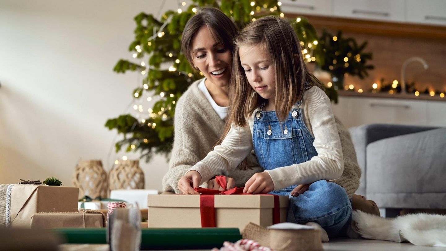 Laut einer britischen liegt das "perfekte Weihnachtsalter" bei sechs Jahren. In dem Alter würden Kinder noch an den Weihnachtsmann glauben, hätten aber schon ein Zeitgefühl, wissen also, was sie erwartet und worauf sie sich freuen können
