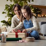 Laut einer britischen liegt das "perfekte Weihnachtsalter" bei sechs Jahren. In dem Alter würden Kinder noch an den Weihnachtsmann glauben, hätten aber schon ein Zeitgefühl, wissen also, was sie erwartet und worauf sie sich freuen können