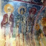 Der Heilige Nikolaus, der seit dem 14. Jahrhundert brave Kinder beschenkt, ist eine Mischung aus zwei historischen Personen gleichen Namens: Nikolaus von Myra, Bischof aus dem dritten Jahrhundert (Bild), und Nikolaus von Sion aus der Nähe von Myra. (Heute heißt der Ort Demre und liegt im Südwesten der Türkei). Der Weihnachtsmann wiederum trat zuerst Anfang des 19. Jahrhunderts auf, als Mischung aus zahlreichen Weihnachts- und Geschenketraditionen. Sein heutiges Äußeres verdankt er Coca-Cola, die ihn seit 1931 als Werbefigur verwenden