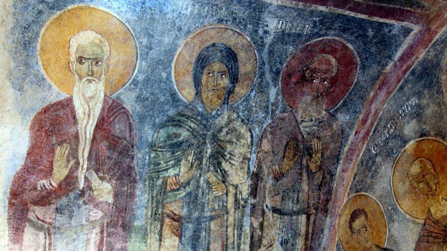 Der Heilige Nikolaus, der seit dem 14. Jahrhundert brave Kinder beschenkt, ist eine Mischung aus zwei historischen Personen gleichen Namens: Nikolaus von Myra, Bischof aus dem dritten Jahrhundert (Bild), und Nikolaus von Sion aus der Nähe von Myra. (Heute heißt der Ort Demre und liegt im Südwesten der Türkei). Der Weihnachtsmann wiederum trat zuerst Anfang des 19. Jahrhunderts auf, als Mischung aus zahlreichen Weihnachts- und Geschenketraditionen. Sein heutiges Äußeres verdankt er Coca-Cola, die ihn seit 1931 als Werbefigur verwenden