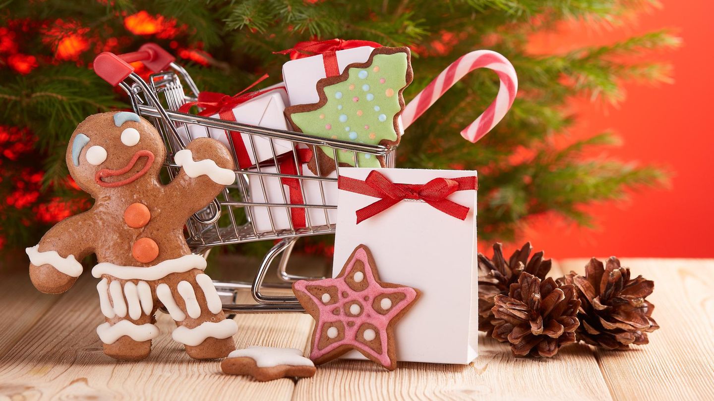 Es war einmal eine Zeit, da gab es Leb- und Honigkuchen das ganze Jahr über – auch, weil sich das Gebäck sehr lange lagern ließ. Erst als im 30-jährigen Krieg die Zutaten ausgingen, wurde die Zubereitung auf besondere Anlässe wie Weihnachten beschränkt. In die Supermärkte kommt das "Herbstgebäck" übrigens immer in Kalenderwoche 35, also Ende August, Anfang September