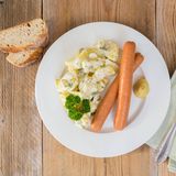 Die drei beliebtesten Weihnachtsgerichte sind, in dieser Reihenfolge: Bockwurst und Kartoffelsalat, Fondue und Raclette, Rinder- oder Schweinebraten