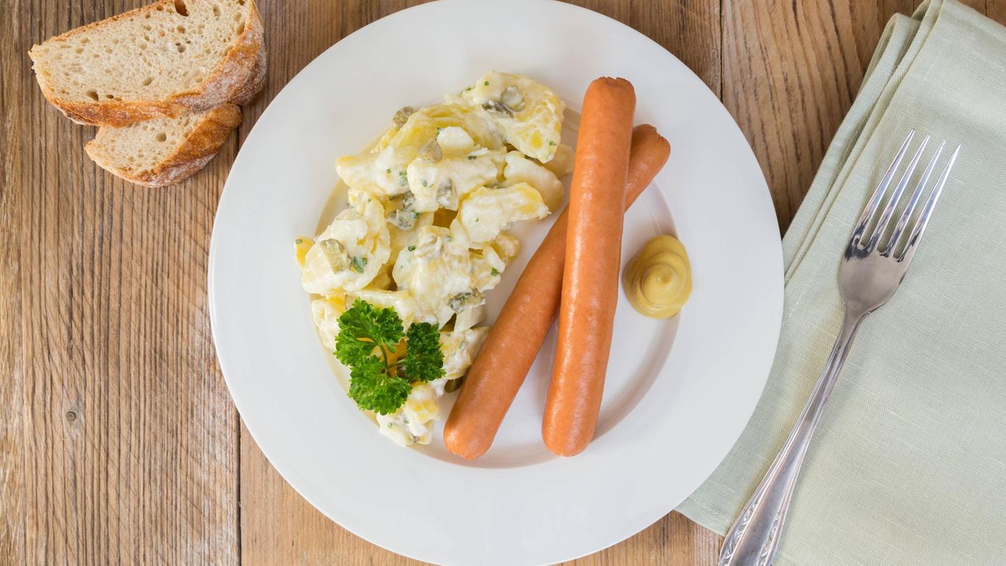 Die drei beliebtesten Weihnachtsgerichte sind, in dieser Reihenfolge: Bockwurst und Kartoffelsalat, Fondue und Raclette, Rinder- oder Schweinebraten