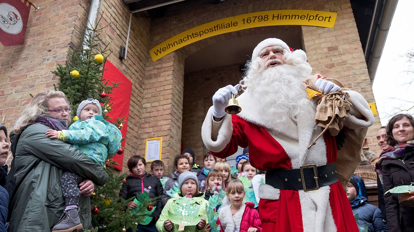 Rund 300.000 Briefe und Wunschzettel von Kindern aus aller Welt erreichten den Weihnachtsmann an seiner "offiziellen" Adresse im brandenburgische Himmelpfort. Eine fast bescheidene Anzahl, verglichen mit den mehr als zehn Millionen Paketen, die DHL in der Adventszeit täglich durchs Land befördert