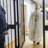 In den allermeisten Bundesländern gibt es eine "Weihnachtsamnestie". Die Idee: Strafgefangene, deren Haftzeit rund um das Fest endet, werden kurz vor Heiligabend entlassen – damit sie die Möglichkeit bekommen, mit ihren Familien zu feiern. Im Schnitt profitieren davon jedes Jahr 1500 bis 2000 Häftlinge