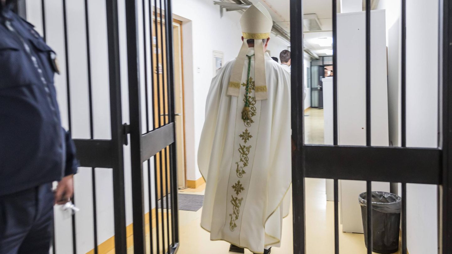 In den allermeisten Bundesländern gibt es eine "Weihnachtsamnestie". Die Idee: Strafgefangene, deren Haftzeit rund um das Fest endet, werden kurz vor Heiligabend entlassen – damit sie die Möglichkeit bekommen, mit ihren Familien zu feiern. Im Schnitt profitieren davon jedes Jahr 1500 bis 2000 Häftlinge