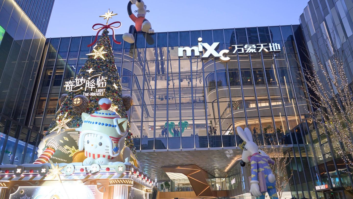 Auch wenn China nicht viel mit dem Christentum zu tun hat, sind dort seit 900 n. Chr. Weihnachtsbräuche bekannt, vermutlich wegen christlicher Missionare. Mittlerweile werden Geschäfte und Straßen zum 25. Dezember dekoriert und die Menschen feiern eine Mischung aus Silvester, Shopping und Valentinstag