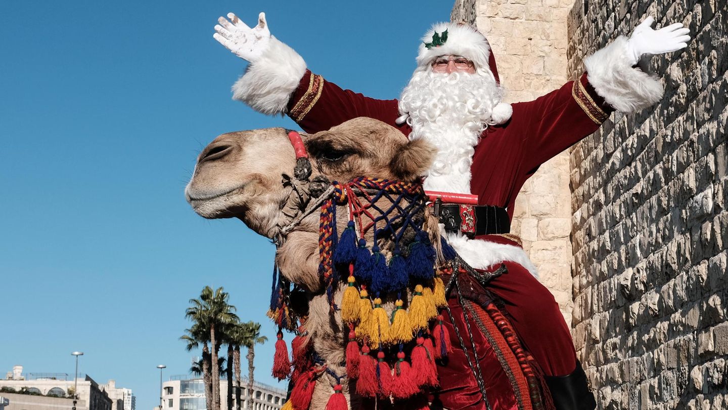 Der Weihnachtsmann ist ziemlich international, es gibt ihn in fast allen Sprachen: in Armenischen heißt er "Winter-Großväterchen", in Indonesien "Sinterklas", im Iran "Baba "Noël" (wie im Französischen "Père Noël") und die Menschen in Lesotho und Teilen Südafrikas nennen ihn "Ntate Keresemese", was ebenfalls "Vater Weihnachten" bedeutet