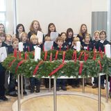 Der Adventskranz ist Hamburger. 1839 hatte der evangelische Pfarrer Johann Hinrich Wichern in einer Sozialeinrichtung für Jugendliche die Idee, die Zeit bis Weihnachten mit Hilfe von Kerzen zu zählen. Ursprünglich gab es für jeden Dezembertag eine Kerze. Der erste Adventskalender mit den heute üblichen vier Kerzen soll 1925 in einer katholischen Kirche in Köln aufgehängt worden sein