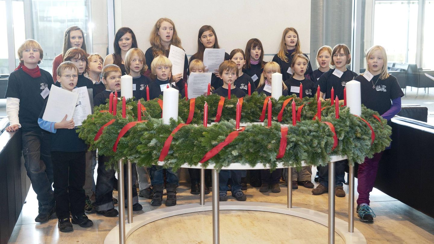 Der Adventskranz ist Hamburger. 1839 hatte der evangelische Pfarrer Johann Hinrich Wichern in einer Sozialeinrichtung für Jugendliche die Idee, die Zeit bis Weihnachten mit Hilfe von Kerzen zu zählen. Ursprünglich gab es für jeden Dezembertag eine Kerze. Der erste Adventskalender mit den heute üblichen vier Kerzen soll 1925 in einer katholischen Kirche in Köln aufgehängt worden sein