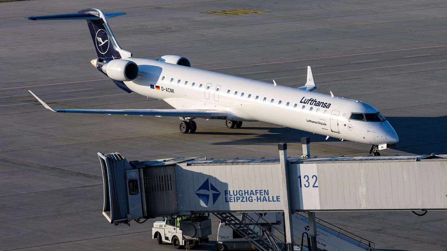 Rund 150 Menschen landeten am Flughafen in Leipzig. Foto: Jan Woitas/dpa