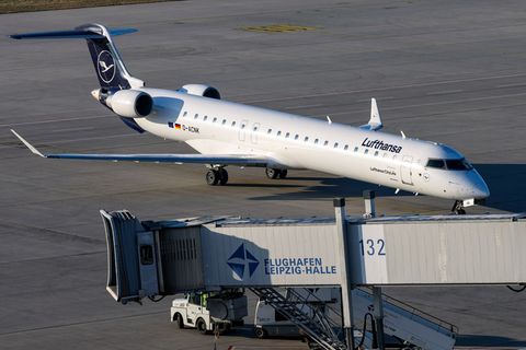 Rund 150 Menschen landeten am Flughafen in Leipzig. Foto: Jan Woitas/dpa