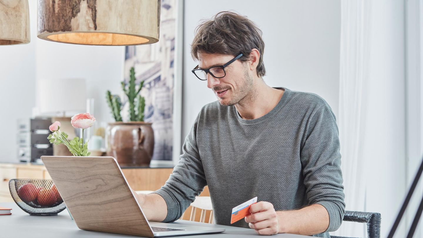 Shoppen im Internet: Auch bei Onlinekäufen sowie dem Schufa-Score werden 2026 neue Regeln eingeführt