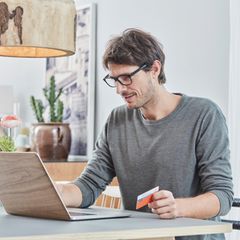 Shoppen im Internet: Auch bei Onlinekäufen sowie dem Schufa-Score werden 2026 neue Regeln eingeführt